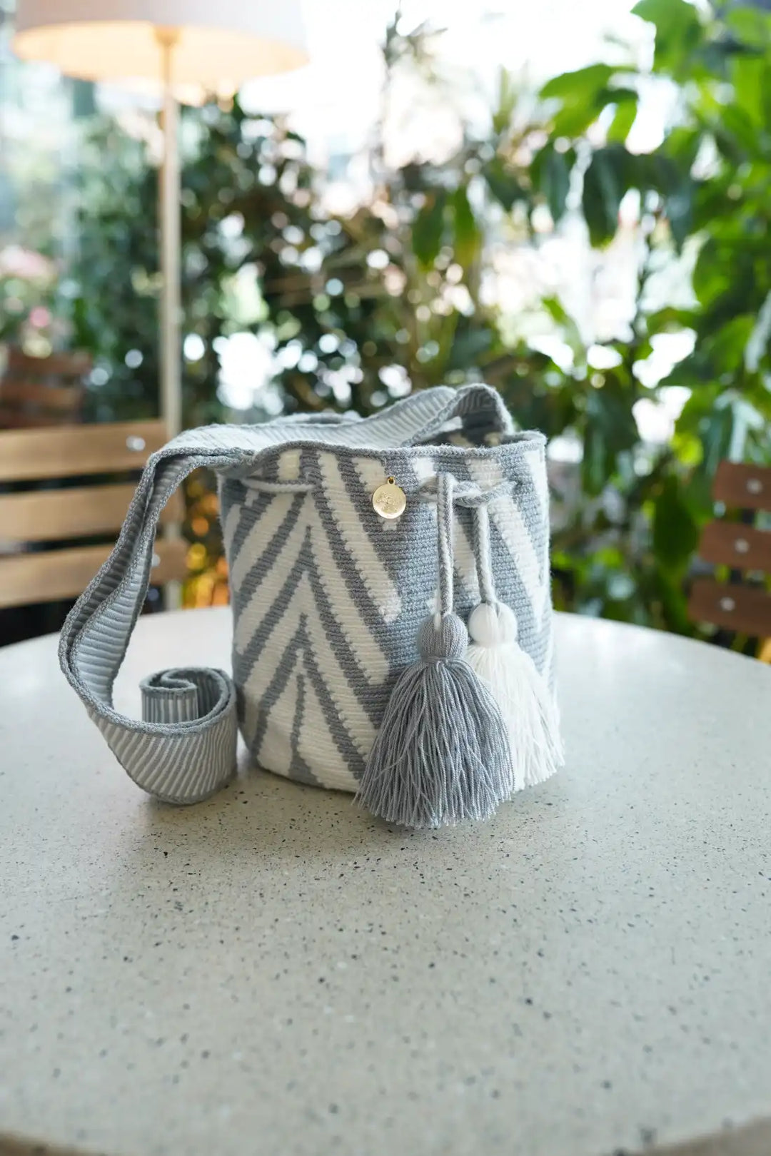 Muurai – Mochila Wayuu en tonos neutros, inspirada en el cielo guajiro