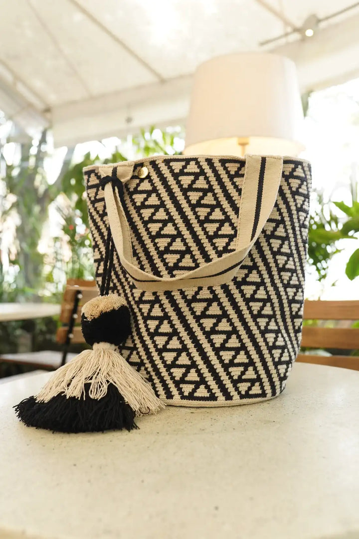 Piula – Mochila Wayuu tradicional grande en beige y negro