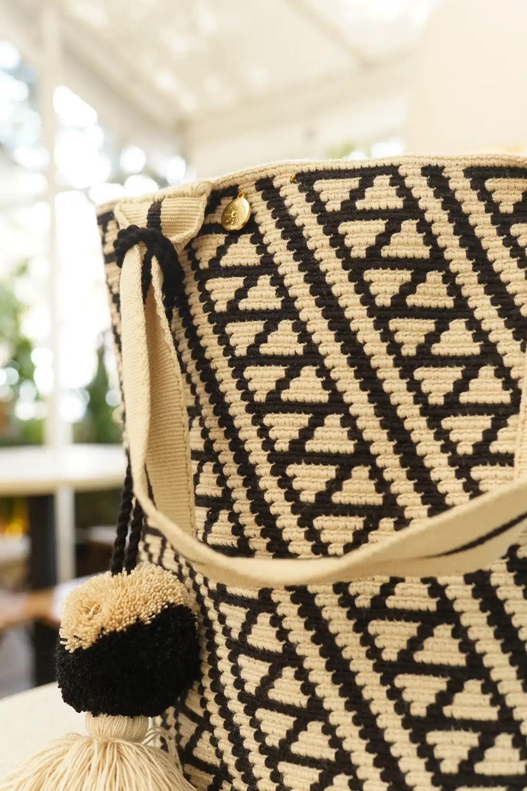 Piula – Mochila Wayuu tradicional grande en beige y negro