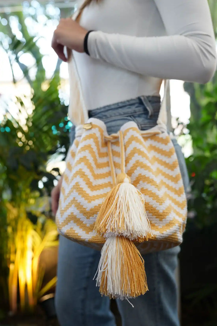 Punaa – Mochila Wayuu tradicional mediana en tonos cálidos