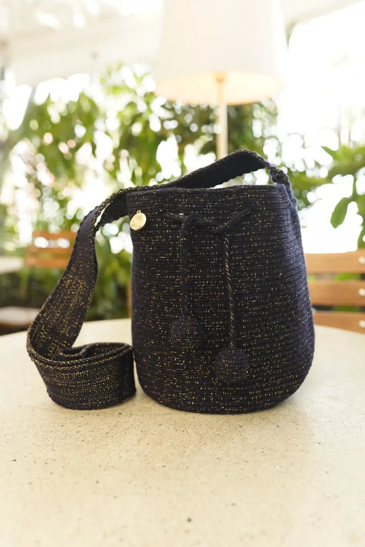 Sawai Mochila Wayuu brillante en azul oscuro y dorado