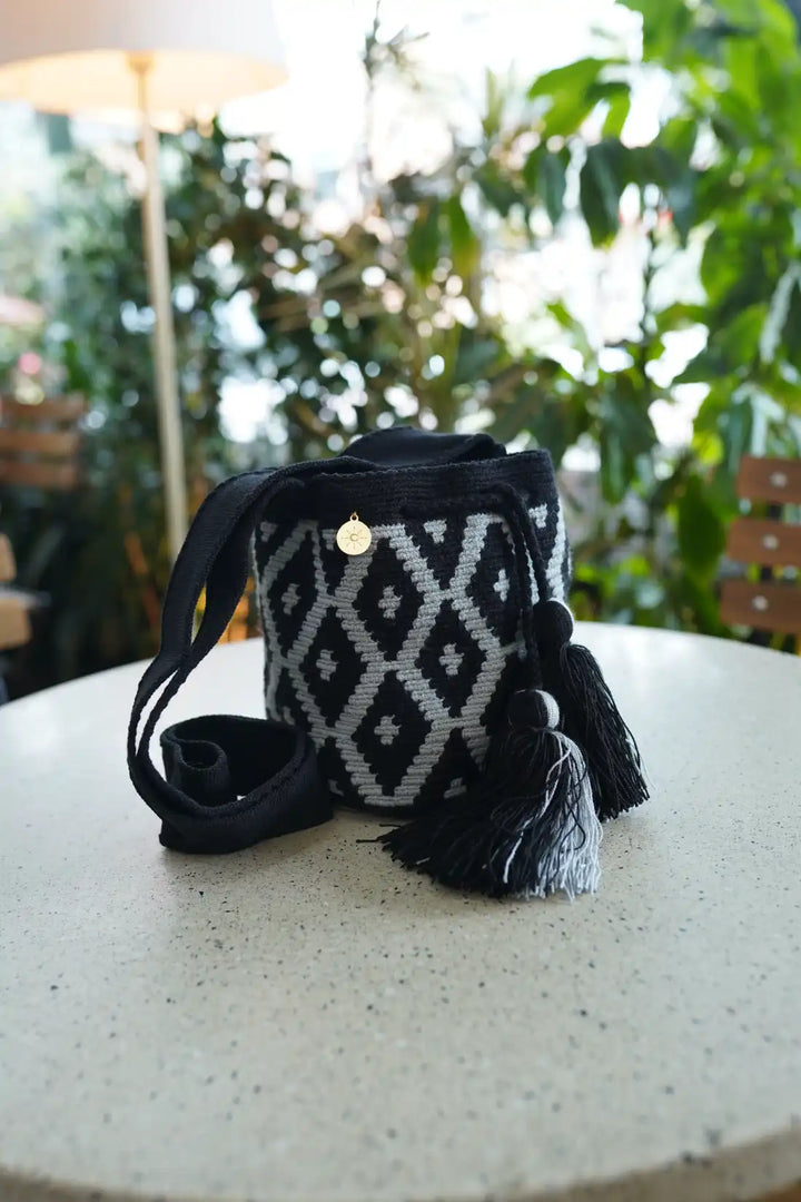 Seinma – Mochila Wayuu tradicional pequeña en gris y negro