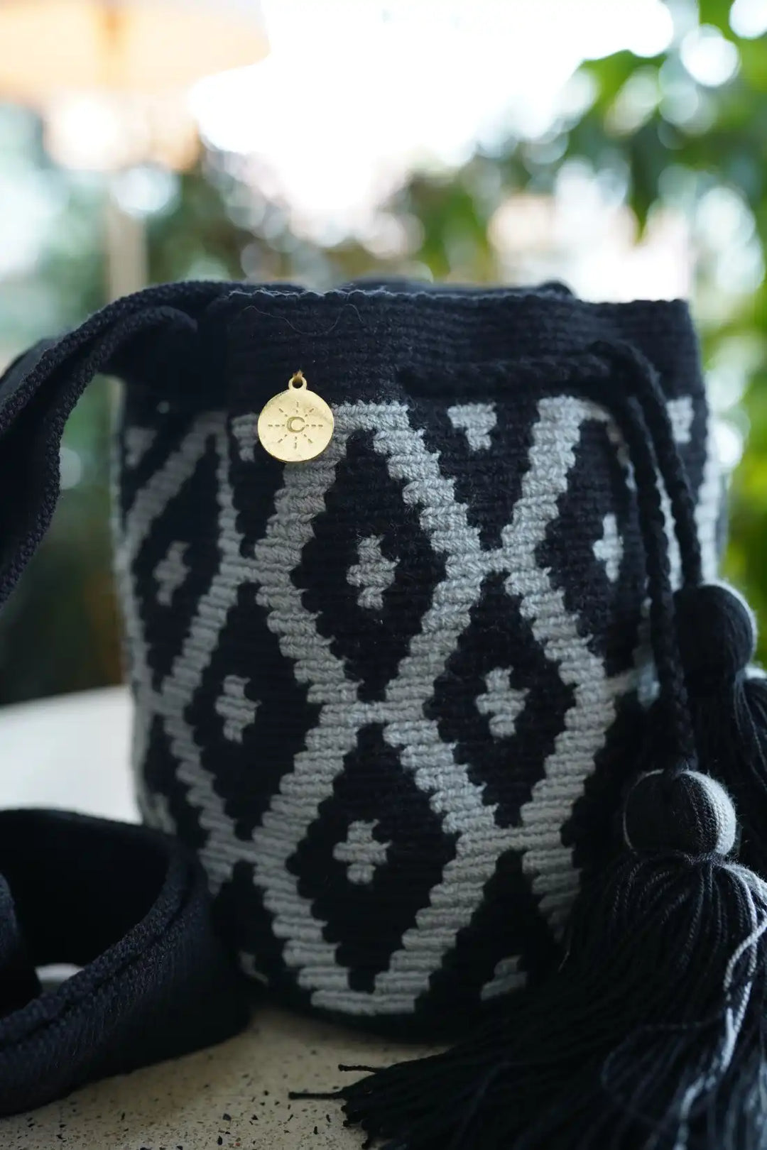 Seinma – Mochila Wayuu tradicional pequeña en gris y negro