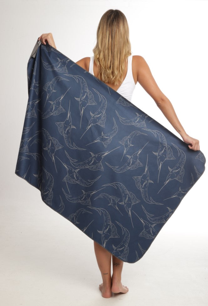 MANTTA TOALLA PLAYERA DE MICROFIBRA PEZ ESPADA