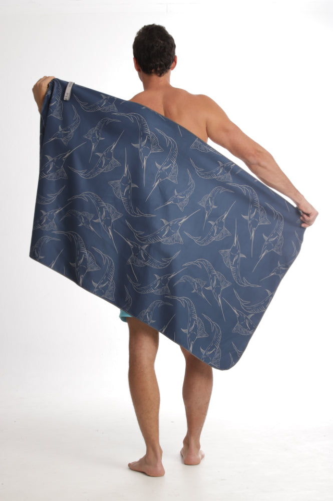 MANTTA TOALLA PLAYERA DE MICROFIBRA PEZ ESPADA